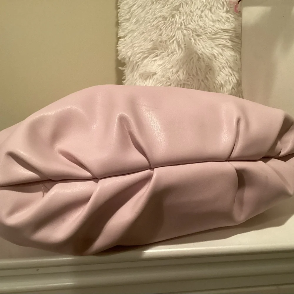 EUC, House of Want, Vegan Leather, Beautiful pink/Mauve Pocketbook, chain strap.